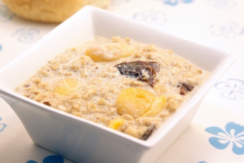 Овсяная каша с курагой и черносливом