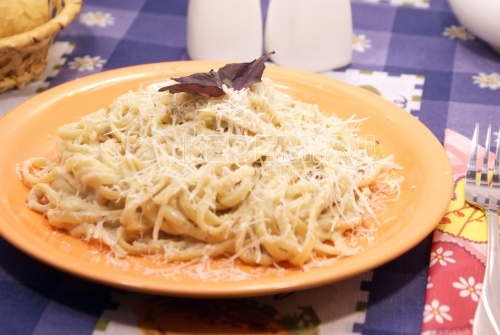 Паста с соусом бешамель и курицей