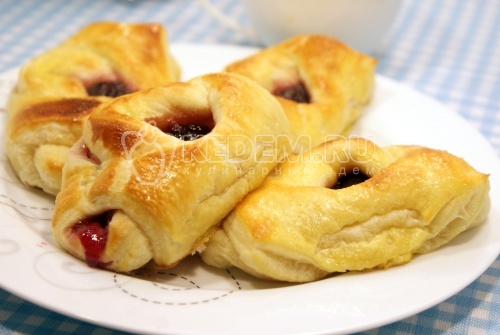 Расстегаи с черничным джемом