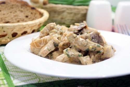 Курица тушеная с грибами
